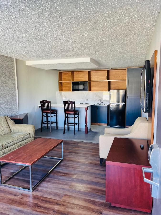 North Villa Extended Stay Westfield Εξωτερικό φωτογραφία